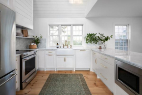 Penny Lane's Post Mid-Island - Amenities